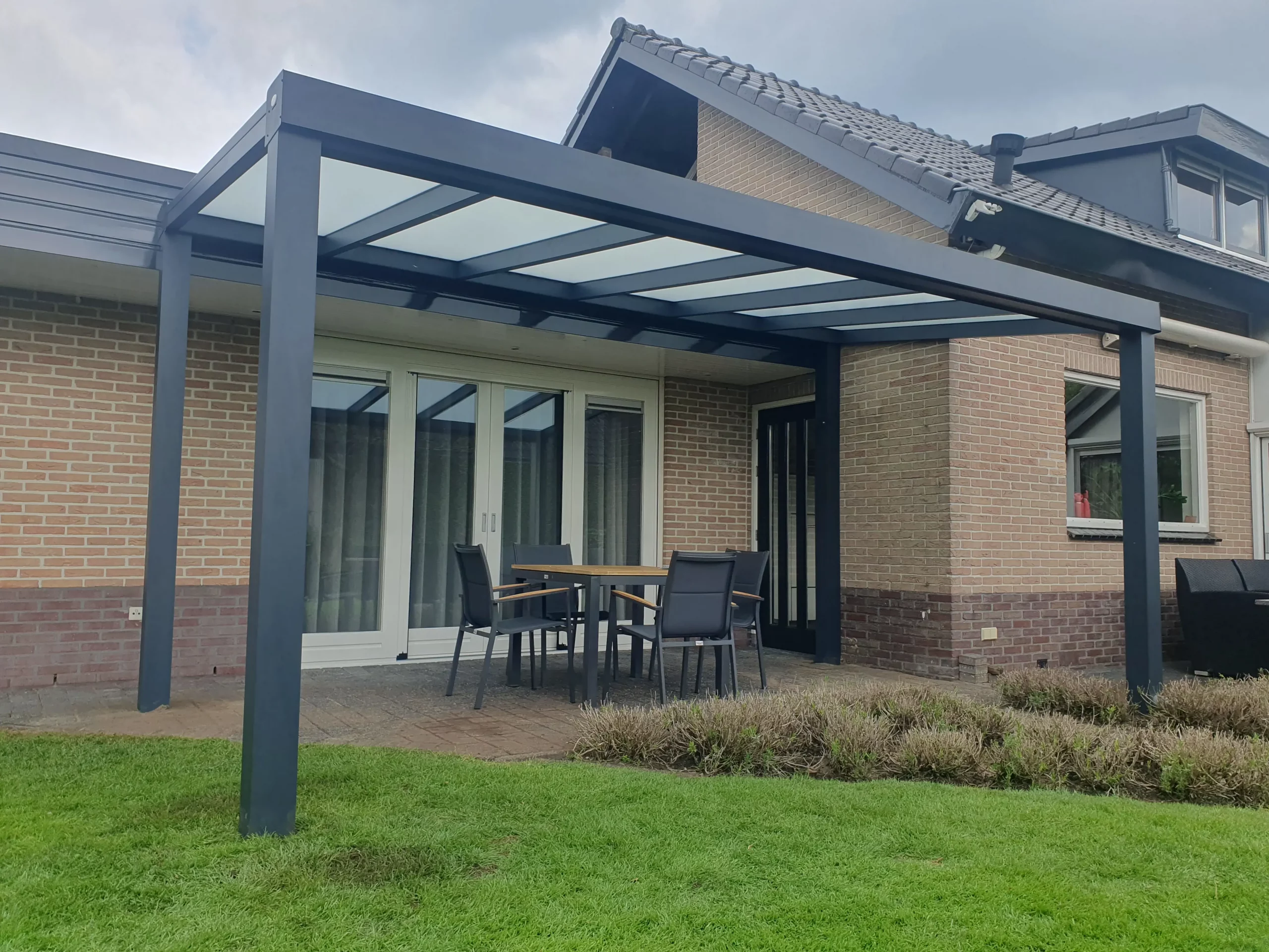 Zonnige overdekte terras